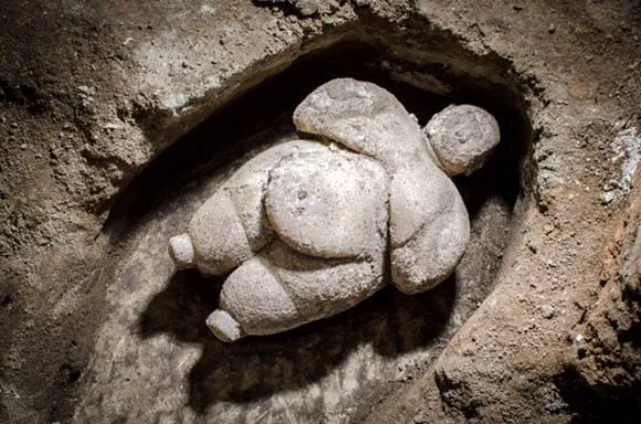 The 8,000-Year-Old Marble Female Figurine Discovered in Çatalhöyük
