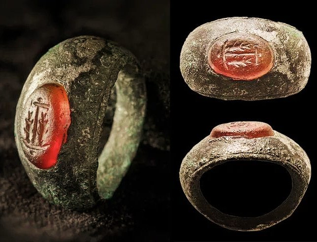 Silver Roman ring with agate intaglio Vinovia