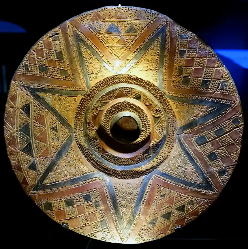 Hallstatt ceramic plate with geometric design