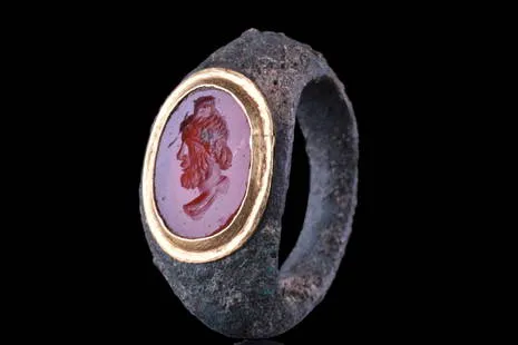 Silver Roman ring with agate intaglio Vinovia