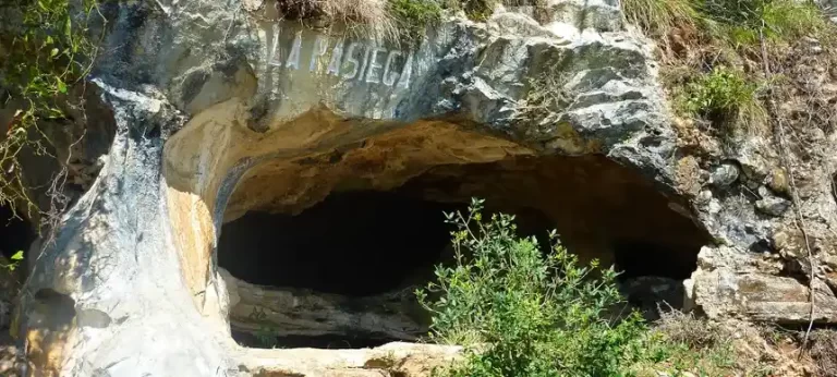 La Pasiega cave symbols