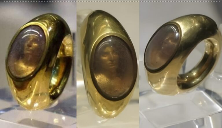 Roman gold ring with holographic image
