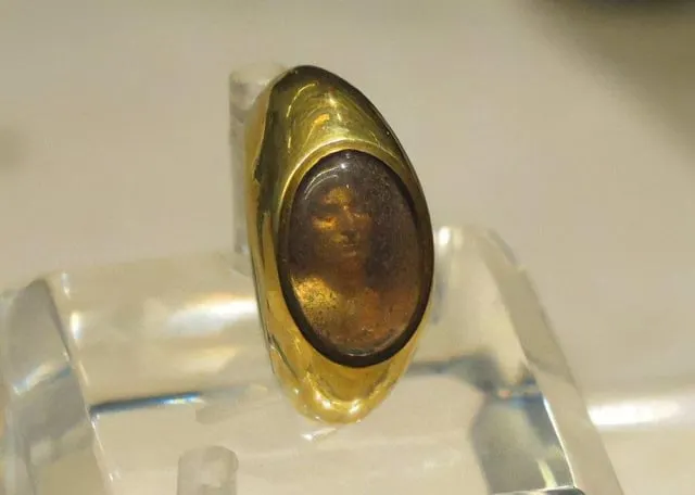 Roman gold ring with holographic image